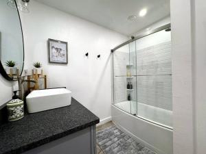 Ένα μπάνιο στο New Cabin w Private Hot Tub and Fire Pit +30 φωτογραφίες