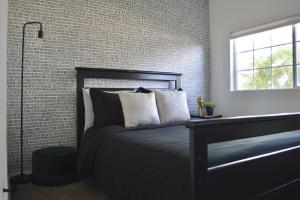 Gallery image of Mountain View Escape with Modern Design in Thousand Palms