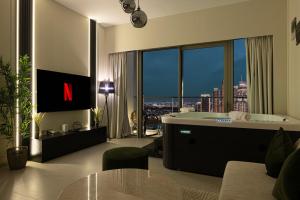 TV a/nebo společenská místnost v ubytování Luxury 2BR Burj View Private Hot Tub Walk to DubaiMall