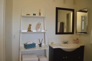 Gallery image of Mountain View Escape with Modern Design in Thousand Palms +46 photos