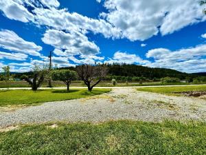 Fotografie z fotogalerie ubytování Cozy Waterfront Retreat Near Flathead Lake v destinaci Somers