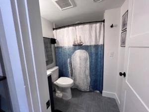 Un baño con inodoro y cortina de ducha. en Cozy Waterfront Retreat Near Flathead Lake, en Somers 20 fotos más