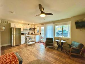 Una cocina con refrigerador y una mesa y sillas. en Cozy Waterfront Retreat Near Flathead Lake, en Somers