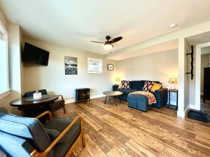 una sala de estar con un sofá y una mesa en Cozy Waterfront Retreat Near Flathead Lake, en Somers