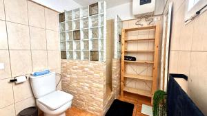 Un pequeño baño con inodoro y ducha. en Joha's Zen, en Islas Canarias 22 fotos más
