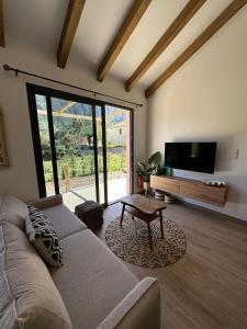 ein Wohnzimmer mit Couch und Flachbildfernseher in der Unterkunft The Green Valley House II in São Vicente