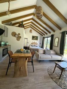 ein Wohnzimmer mit Sofa und Tisch in der Unterkunft The Green Valley House II in São Vicente