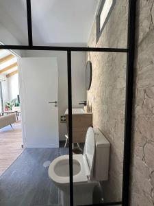 ein Badezimmer mit Toilette und Waschbecken in der Unterkunft The Green Valley House II in São Vicente