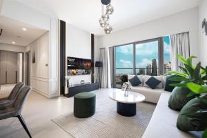 TV a/nebo společenská místnost v ubytování Luxury 2BR Burj View Private Hot Tub Walk to DubaiMall + 107 fotografií