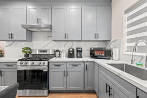 O bucătărie sau chicinetă la Modern Getaway Near Pasadena & DTLA