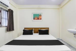 Postel nebo postele na pokoji v ubytování Hotel O Ramam