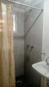 Un baño con cortina de ducha y lavabo. en Departamento en Real Granada, en Santa Cruz Tecamac 18 fotos más