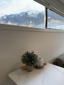 Nespecifikovaný výhled na hory nebo výhled na hory při pohledu z prázdninového domu