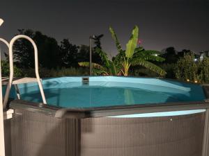 Una bañera de hidromasaje con una valla alrededor. en DOMUS ULIVI LUXURY ROOMS Moresca, en Catania