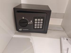 un horno de microondas negro sentado en un mostrador en DOMUS ULIVI LUXURY ROOMS Moresca, en Catania