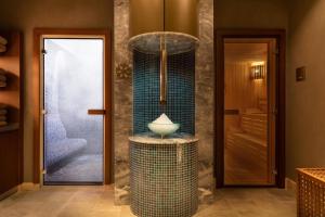 Um banheiro em Izmir Marriott Hotel
