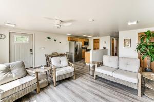Η κουζίνα ή μικρή κουζίνα στο Deck, Dock and Hot Tub Lakeside Retreat in Michigan +19 φωτογραφίες