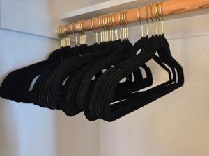 un montón de perchas negras en un armario en Quaint Little Studio, en Apple Valley