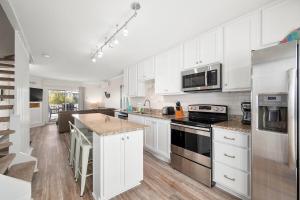 Kuchyň nebo kuchyňský kout v ubytování Seaward Road #5 - Bay Bliss