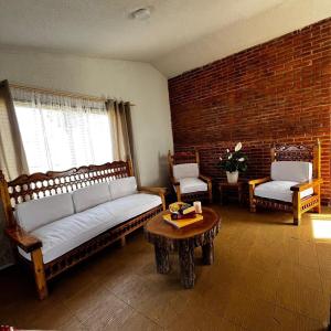 a living room with a couch and a coffee table at La Cabaña de Don Neto in Santa María Atlihuetzián