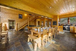 Η κουζίνα ή μικρή κουζίνα στο Splashing Treehouse! Private pool-Hot tub!