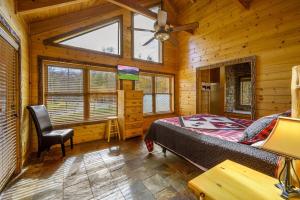 Ένα ή περισσότερα κρεβάτια σε δωμάτιο στο Splashing Treehouse! Private pool-Hot tub! +72 φωτογραφίες