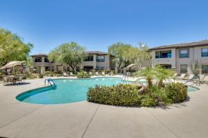 una piscina en un complejo con mesas y sillas en Cave Creek Golf Getaway with Desert and Course Views, en Cave Creek