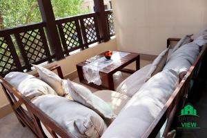 迪拜Souk AL Bahar Burj Khalifa View from main door, luxury Apartment, Dream view holiday homes的房间里有一堆枕头和一张桌子