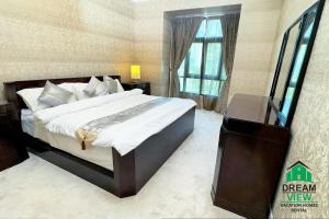 迪拜Souk AL Bahar Burj Khalifa View from main door, luxury Apartment, Dream view holiday homes的一间卧室配有带梳妆台和窗户的床。 更多57张照片