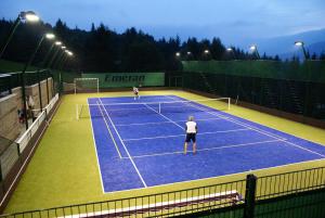 Pista de tennis o esquaix a Hotel Emeran o a prop