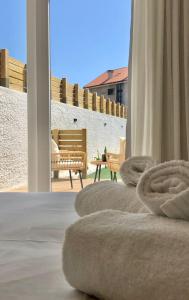 a group of pillows sitting on top of a bed at A caseta de Sil in Lira