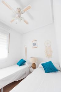 Postel nebo postele na pokoji v ubytování Bohemian apartment with pool 180m from Mojacar beach + 16 fotografií