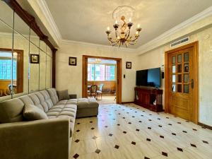 een woonkamer met een bank en een televisie bij Wagner Playa Apartment in Cullera