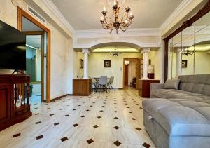 een woonkamer met een bank en een tafel bij Wagner Playa Apartment in Cullera +15 foto's