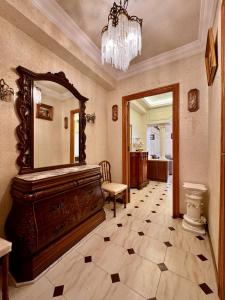 een kamer met een grote spiegel en een stoel erin bij Wagner Playa Apartment in Cullera