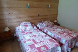 Katil atau katil-katil dalam bilik di Chalet "les Arcosses"
