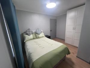 Postel nebo postele na pokoji v ubytování Modern Ensuite Double Bedroom in Dundrum