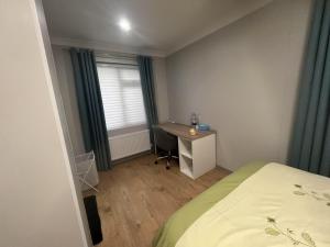 Postel nebo postele na pokoji v ubytování Modern Ensuite Double Bedroom in Dundrum