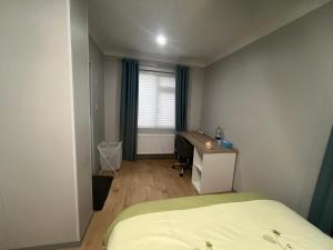 Postel nebo postele na pokoji v ubytování Modern Ensuite Double Bedroom in Dundrum