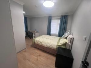 Postel nebo postele na pokoji v ubytování Modern Ensuite Double Bedroom in Dundrum
