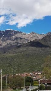 una vista de una montaña con una ciudad delante de ella en Hotel Paradise, en Bruzolo