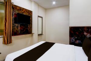 Giường trong phòng chung tại Super Hotel O Sai Manikanta Homes
