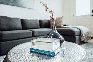 Afbeelding uit fotogalerij van Sapphire Lux Queen Suite in Kamloops