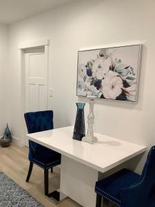 Afbeelding uit fotogalerij van Sapphire Lux Queen Suite in Kamloops +35 foto's