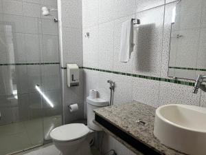 Koupelna v ubytování Oasis Praia Hotel