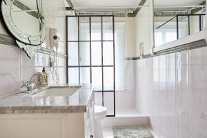 Ένα μπάνιο στο Hollywood Home - Close to Griffith Observatory & Walk Of Fame +30 φωτογραφίες