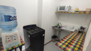 a small kitchen with a stove and a sink at Alojamiento en Morelia in Morelia
