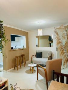 a living room with a couch and a table at ESPAÇO INTEIRO Fleur in Campos do Jordão