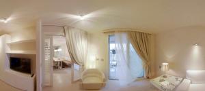 Телевизор и/или развлекательный центр в Suite & Spa Mirabel