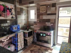 マルサ・マトルーフにあるTown House in Andalusia Villageのコンロとシンクのあるキッチン